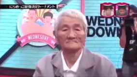 اين يه مسابقه اس كه بايد سعي كنند نخندن ، هر كي زود تر بخنده بازندس تا آخر ببينيد ????????