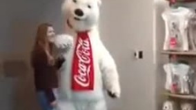 کوکاکولا از شخصیت عروسکی خاص با شیوه‌ای خلاقانه و بامزه برای ایجاد یک خاطره خوش در افراد نسبت به برند خود استفاده می‌کند????