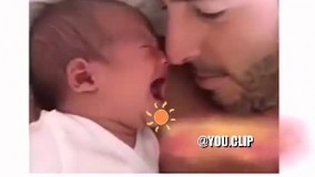 پدری که می تواند با یک ترفند گریه بچه را به خواب تبدیل کند!