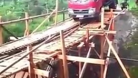 آیا این کامیون از پل چوبی عبور می کنید