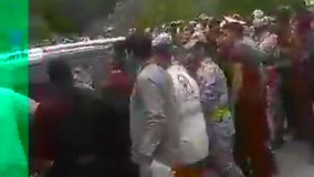  حمله خانواده های داغدار معدنچیان یورت به ماشین روحانی 