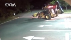 حمله به عابر بانک با بیل مکانیکی