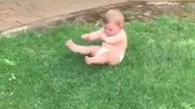 برای اولین بار گذاشتنش روی چمن به همین خاطر میترسه دست و پاش و بذاره زمین