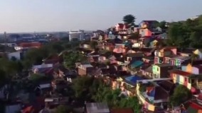 دولت اندونزی  با صرف هزینه کم و رنگ آمیزی زاغه های یک محله دور افتاده سعی کرده اون محله رو به یه جاذبه برای جذب گردشگر تبدیل کنه