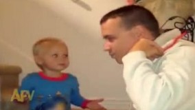 واکنش بامزه بچه به شعبده‌بازی باباش ????