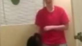 صاحبش ناراحته و گریه میکنه عکس العمل سگش جالبه