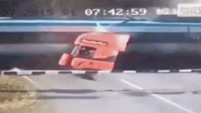 آخرش طرف یه جوری ریلکس پیاده میشه،انگار هر روز قبل صبحونه یه همچین تصادفی میکنه