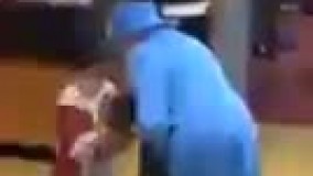 هر چقدر ملکه انگلیس با این بچه به خوبی رفتار کرد، اون سرباز با احترامش ترکوند بچه رو 