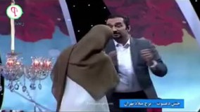 در آغوش گرفتن دو مجری زن و مرد در آنتن زنده تلویزیون در شبکه‌های اجتماعی جنجال بپا کرده!/ آن‌ها با یکدیگر زن و شوهر هستند.