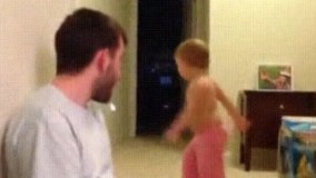 بارها گفتیم بچه رو با بابا تنها نذارین :))