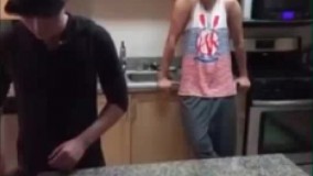 فکر میکنه میخواد تخم مرغ و بندازه توی لیوان