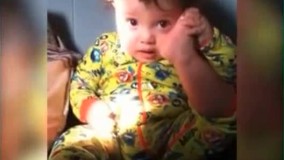 داره با تلفن حرف میزنه دستشم تکون میده 