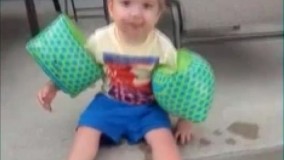 اخههههههه.میخواد شکلاتشو بخوره نمیتونه