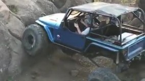 بالا رفتن از روی سنگ با جیپ