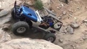 بالا رفتن جیپ از روی صخره