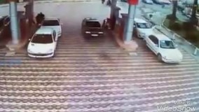 در پمپ بنزین میدان مفتح گرگان فردی درحال بنزین زدن، لباسش بنزینی میشود؛ در حین حرکت ماشین، فندک میزند که ... ????عکس العمل سریع کارکنان پمپ بنزین و یک شیرزن را ببینیدؤ
