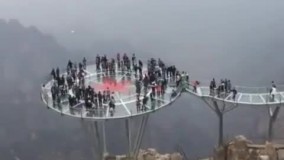 ترس مردم بر روی پل شیشه ای انگار مجبورن 