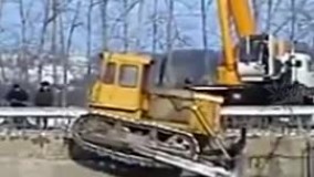 لحظه وحشتناک سقوط جرثقیل و فرار به موقع راننده