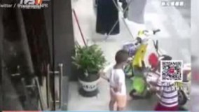  فیلم هولناک از سقوط درب شیشه ای بر سر پسربچه خردسال چینی