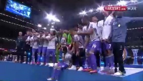 لحظه ی اهدای جام به بازیکنان ریال مادرید