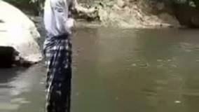 مردی که روی آب نماز میخواند ....که توجه تمام رسانه های جهان رو به خودش جلب کرده است