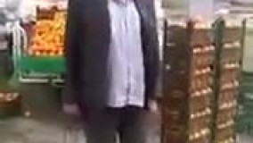 جدیدترین روش تبلیغ گوجه فرنگی توسط این پیرمرد خخ