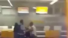 درگیری مرد ایرانی که در فرودگاه المان میخواستند روسری زنشو بردارن و نگذاشت...