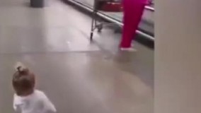 ای جونم این جوجه رفته فروشگاه هرکسی رو میبینه سلام میکنه 