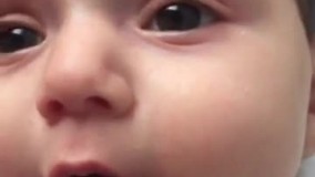 عکس العمل این کوچولوی بامزه به آهنگهای غمگین و شاد