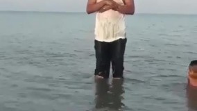 این مدل نماز خوندن رو عمرا دیده باشی یه ذره سجده اش طولانی بشه خفه شده