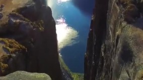 رویایی  هر ساله نزدیک به ٧ نفر به خاطر عکس گرفتن در این مکان که ‏"Kjeragbolten" نام دارد جان خود را از دست می دهند این مکان در نروژ قرار دارد!