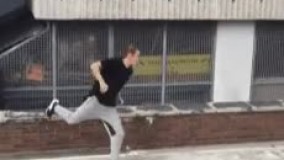 اینجوری باید از خونه خارج شد، پله و آسانسور سوسول بازیه