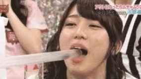 مسابقه فوت سوسک در این مسابقه هر دو دختر سعی می کنند با تمام قدرتشان فوت کنند تا علاوه بر پیروزی، سوسک وارد دهانشان نشود.   چه کاریه خب!!!!