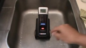 تست ضد آب بودن دستگاه حضور و غیاب بایولایت نت