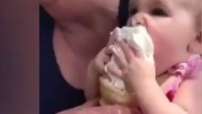 بستنی خوردن خنده دار یک نوزاد
