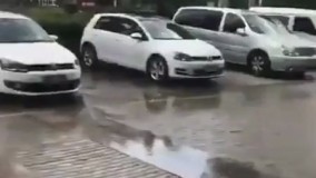 فقط رو یک ماشین داره بارون میاد حتما صاحبش تازه ماشینو شسته بوده 