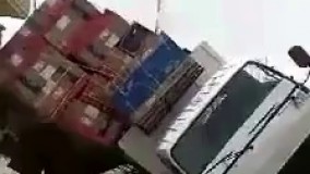 واژگونی خودرویی با اضافه بار بر اثر وزش باد شدید 