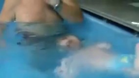 فک کن جلوی یه مادر ایرانی با بچه اش این کار رو بکنی، سکته میکنه