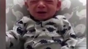 مادر حتی بوی پیراهنش هم به آدم آرامش میده(این بچه دنبال شیر میگرده بابا.چی چی رو مادر بوی پیراهنشم...!)