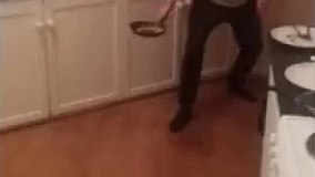 وقتی تنهایی آشپزی میکنم