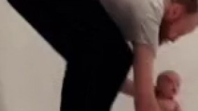 بابا در حال آموزش راه رفتن به بچه ش