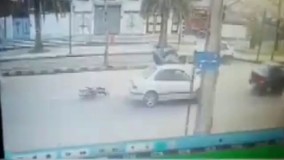 تصادف عجیب موتورسیکلت با سمند