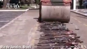 هزاران اسلحه توسط ماشین آسفالت‌ صاف‌کن نابود شد 