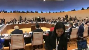 حواس پرتی ترامپ وقتی همه سران به درخواست مرکل به سمت خبرنگاران بر می‌گردند اما او همچنان در حال خود بسر می‌برد