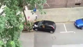 رانندگی فوق العاده خنده دار این اقا رو از دست ندید 