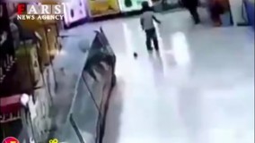 کتک زدن وحشیانه یک دختر فقیر مقابل چشمان برادرش