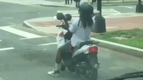 چه وضعشه پشت چراغ قرمز،رو موتور داره وزنه میزنه