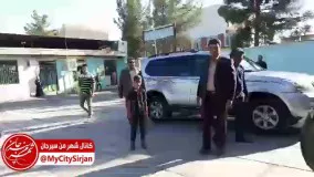 لحظه تحویل امیرعلی کودک ربوده شده سیرجانی به خانواده اش  امیر علی 14 روز پیش در سیرجان ربوده شده بود.   