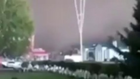 هجوم ابرهای بارشی و طوفانزا در یکی از شهرهای قزاقستان دیروز؛ که‌منجر به تاریکی شدید آسمان در روز میشه