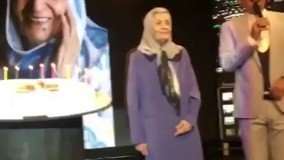 جشن تولد ٩٠ سالگی ژاله علو. فقط اونجا که جمشید مشایخى دوست داشتنى از ژاله علو درخواست بوسیدن دارد و بعد بغض میکند.